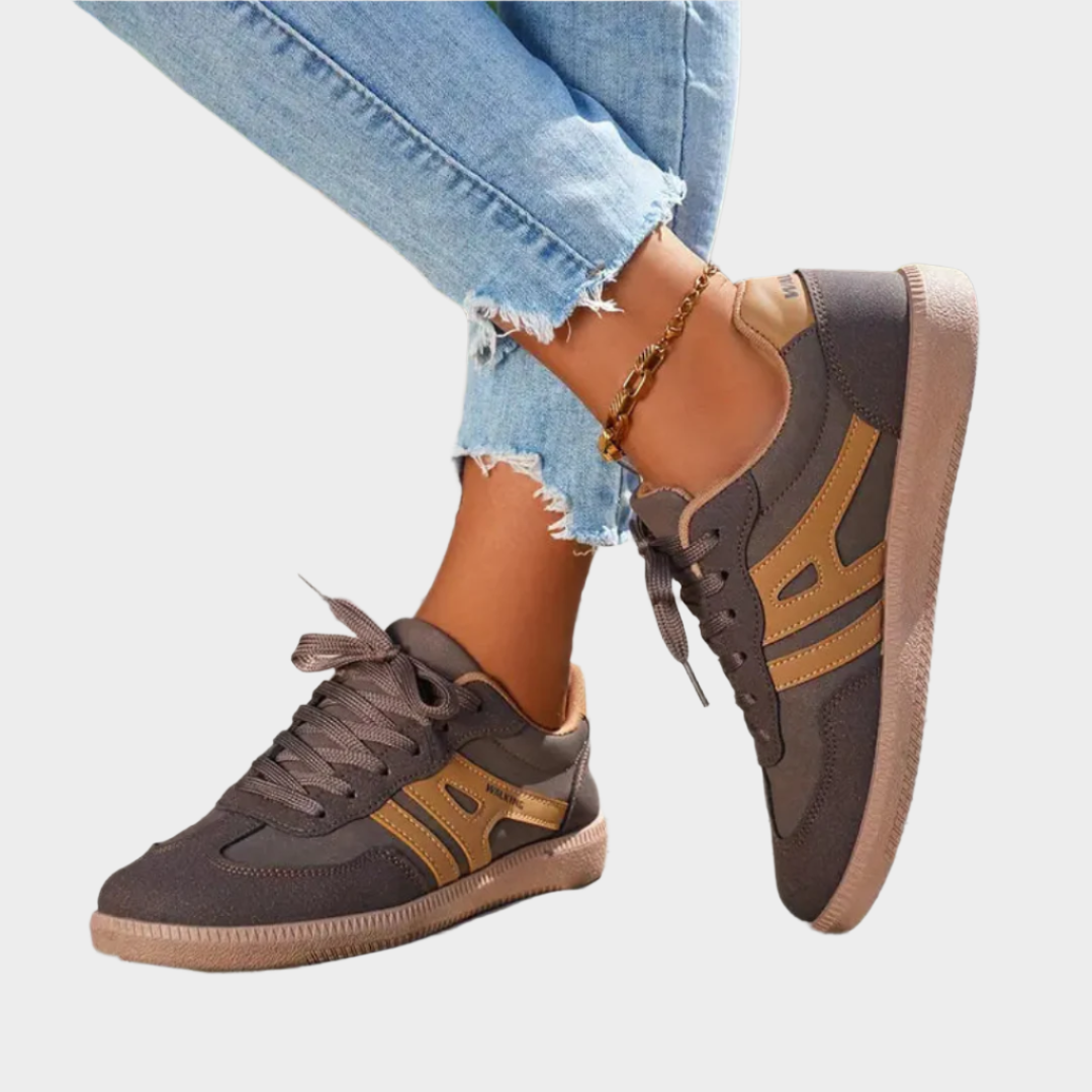 Sports trainers with retro details