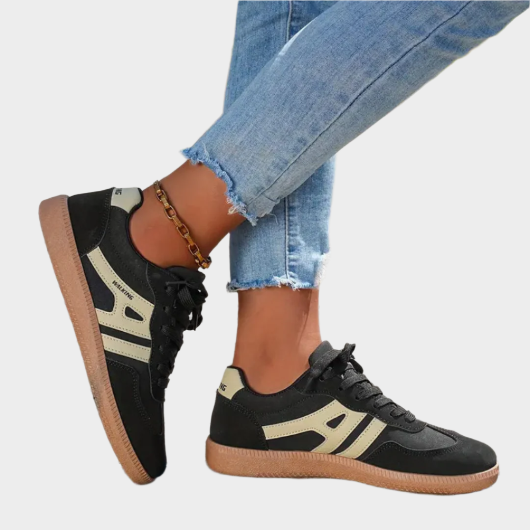 Sports trainers with retro details