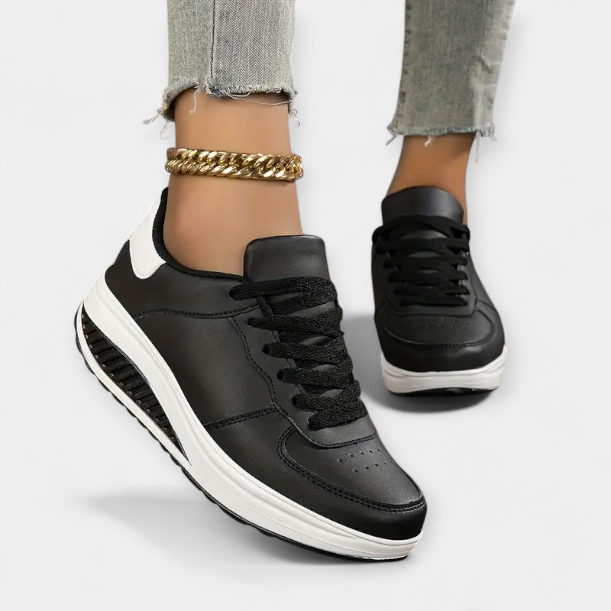 Anatomical sports trainers with air cushions